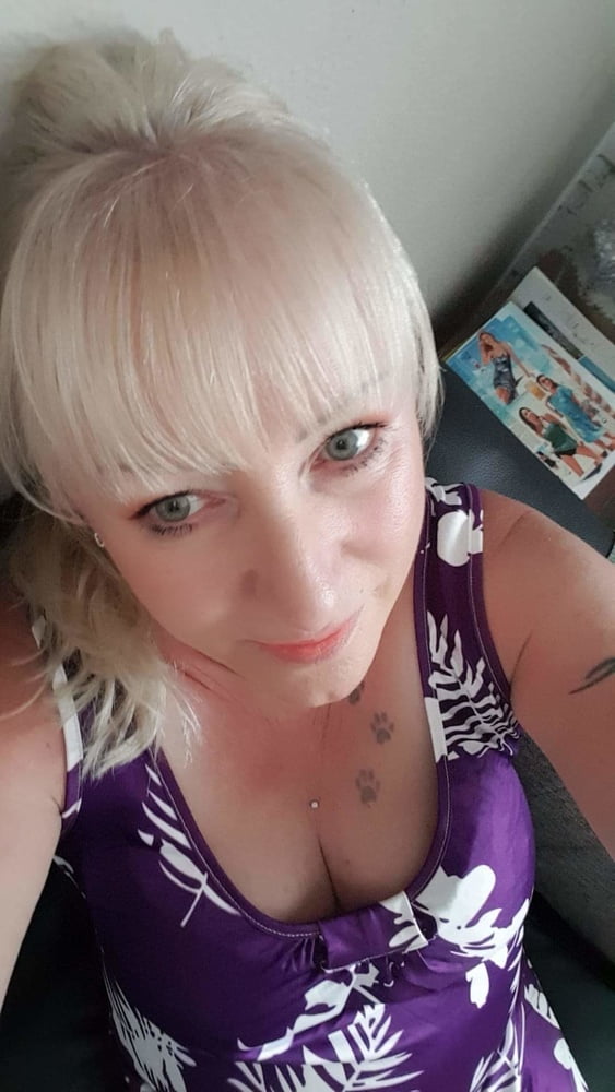 Heiss und willig
 #91474420