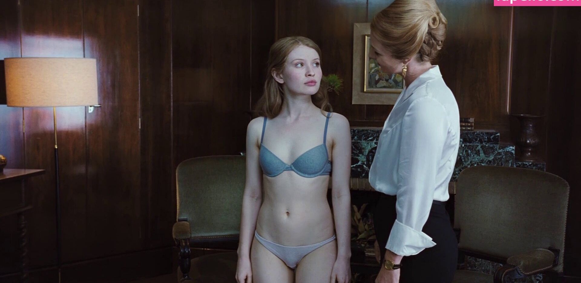 Emily Browning nackt #109078773
