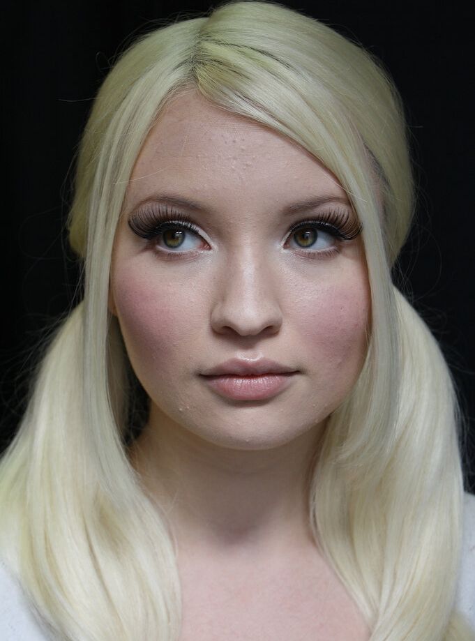 Emily Browning nackt #109078775