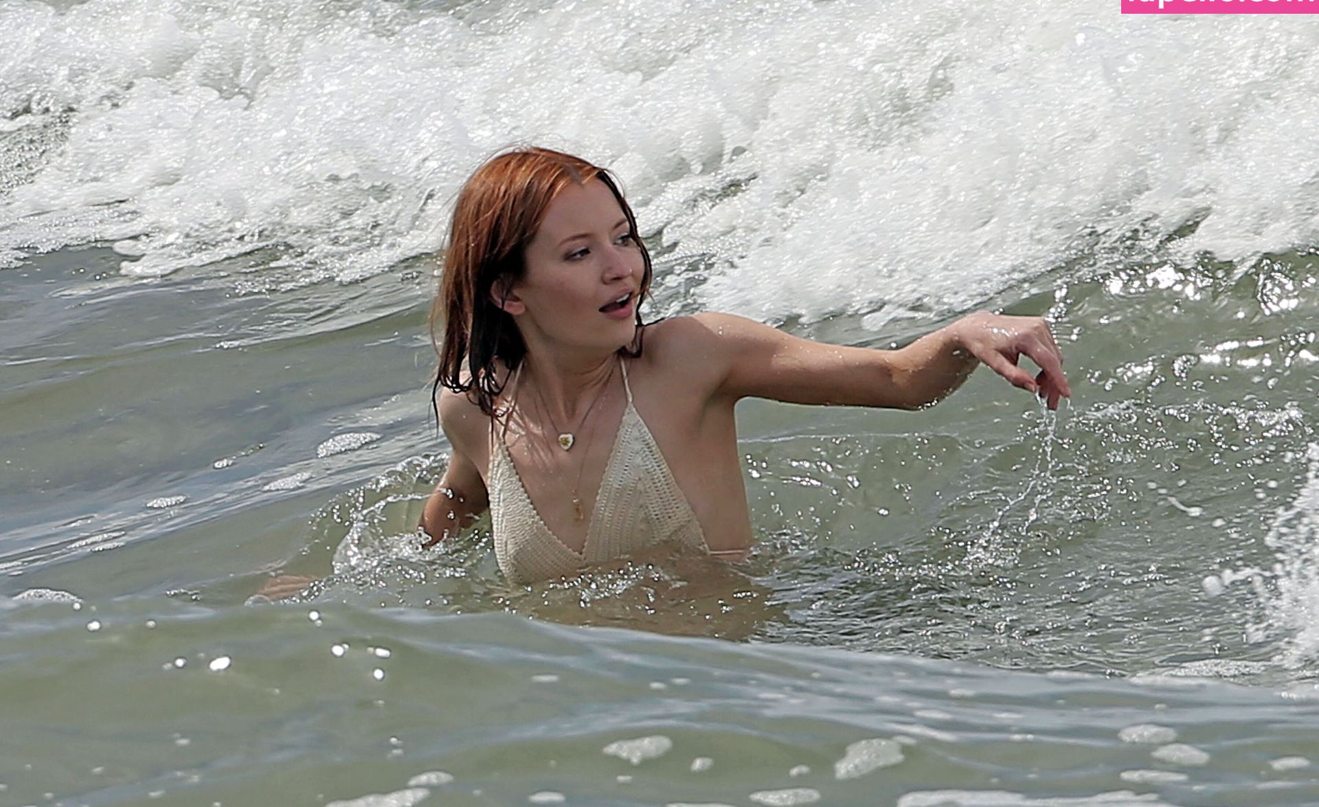 Emily Browning nackt #109078793