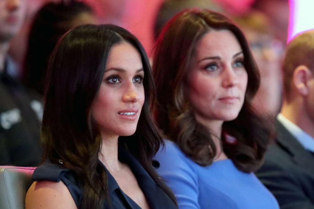 Kate middleton & meghan markle tirant beaucoup de visages mignons
 #97927645