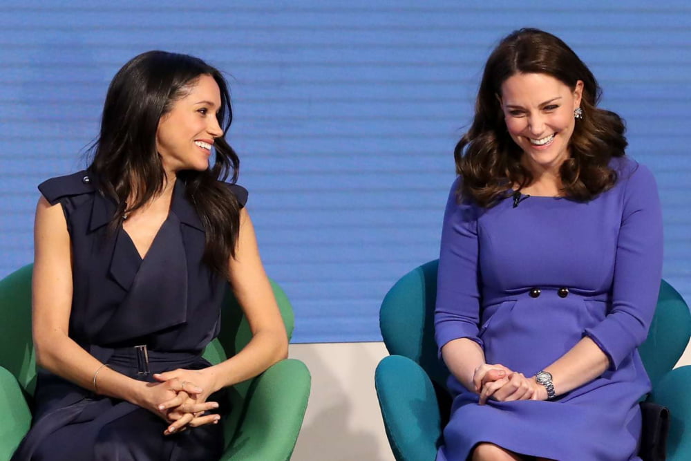 Kate middleton y meghan markle haciendo muchas caras bonitas
 #97927655