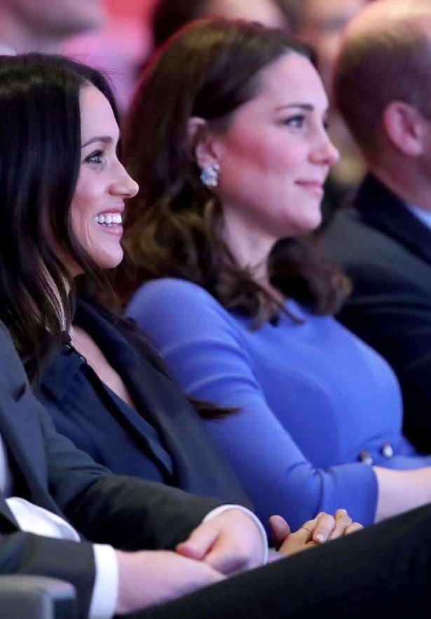 Kate middleton & meghan markle tirant beaucoup de visages mignons
 #97927666