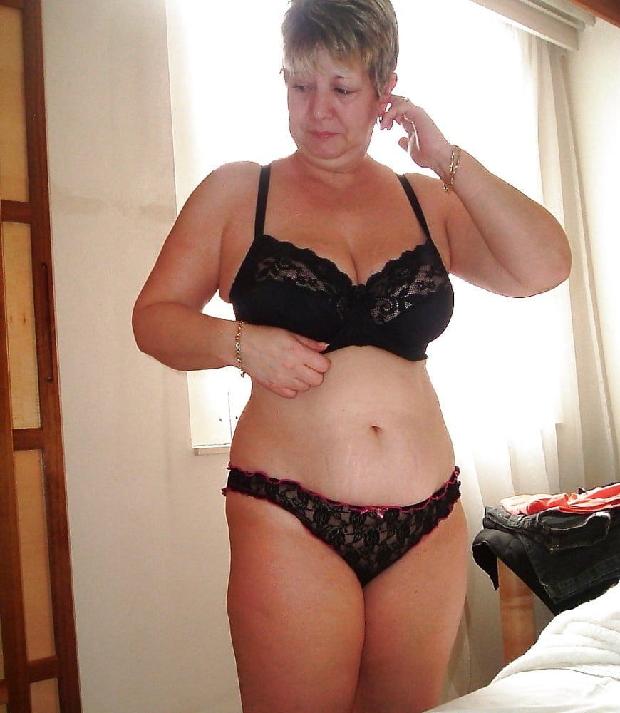 Schwarze BHs an reifen Frauen
 #100270588