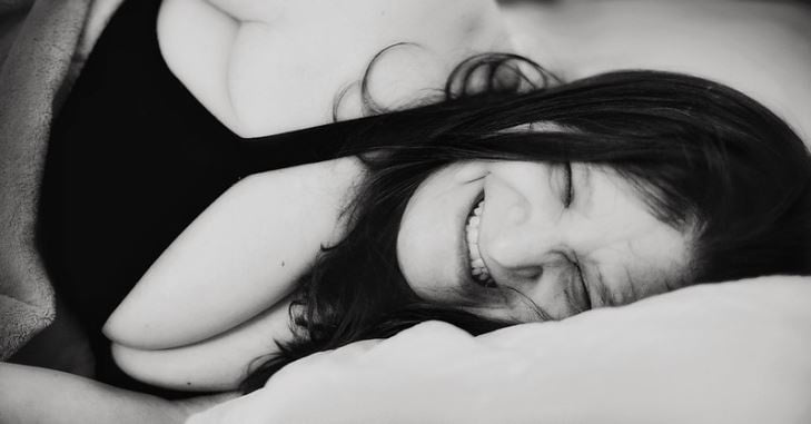 Schwarze BHs an reifen Frauen
 #100270600