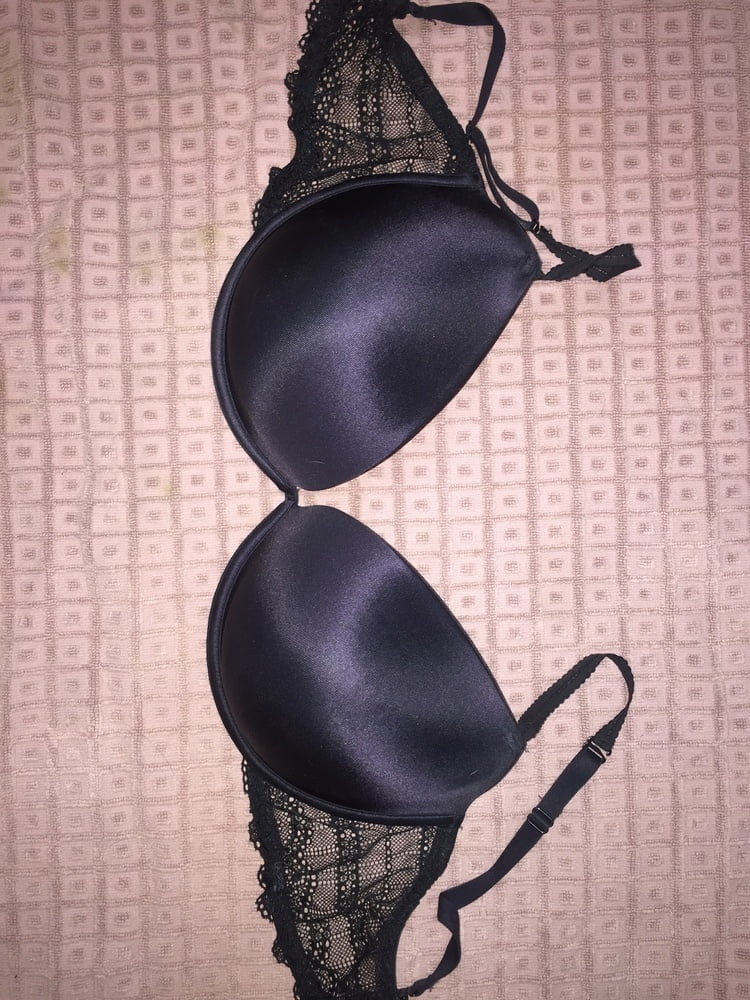 Schwarze BHs an reifen Frauen
 #100270627