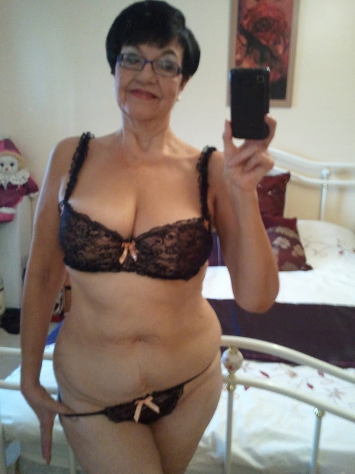 Schwarze BHs an reifen Frauen
 #100270633