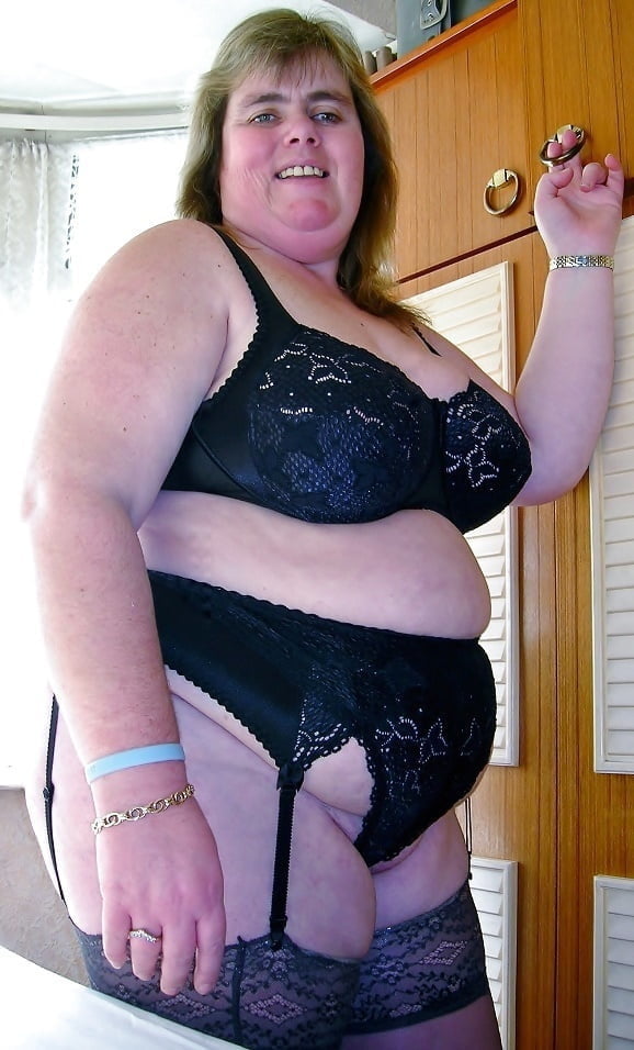 Schwarze BHs an reifen Frauen
 #100270648