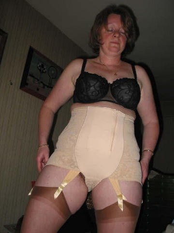 Schwarze BHs an reifen Frauen
 #100270676