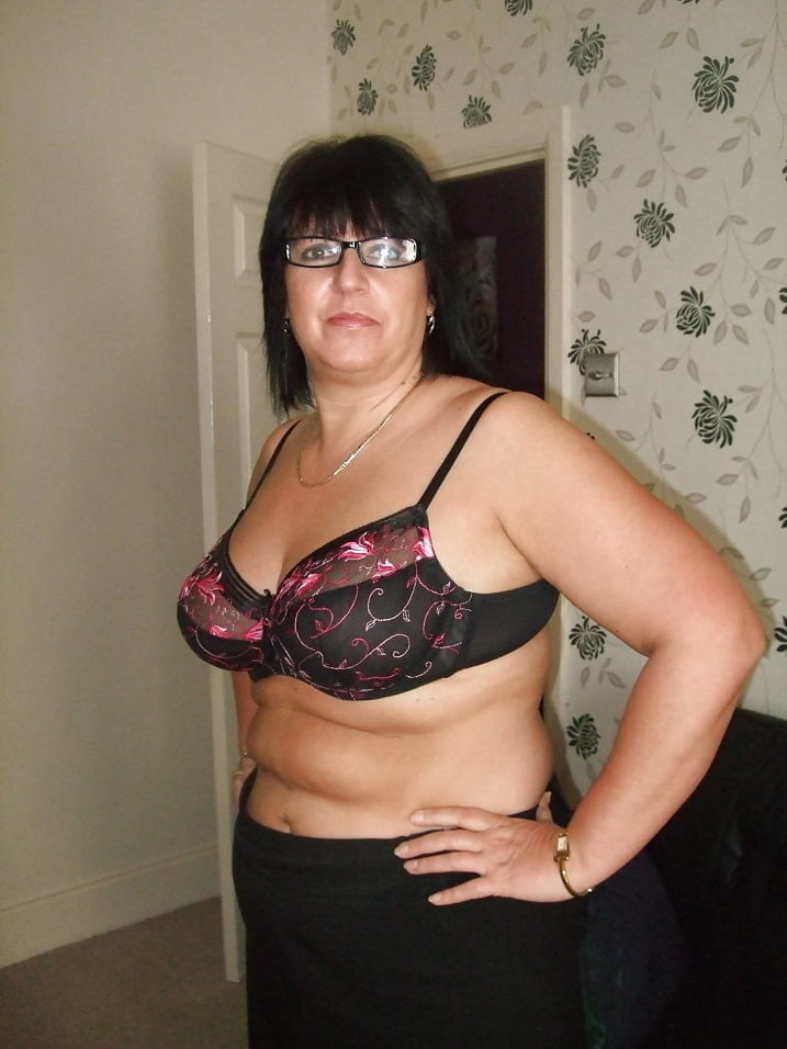 Schwarze BHs an reifen Frauen
 #100270679