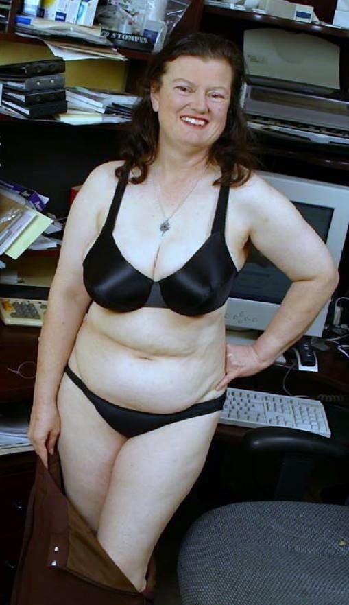 Schwarze BHs an reifen Frauen
 #100270688