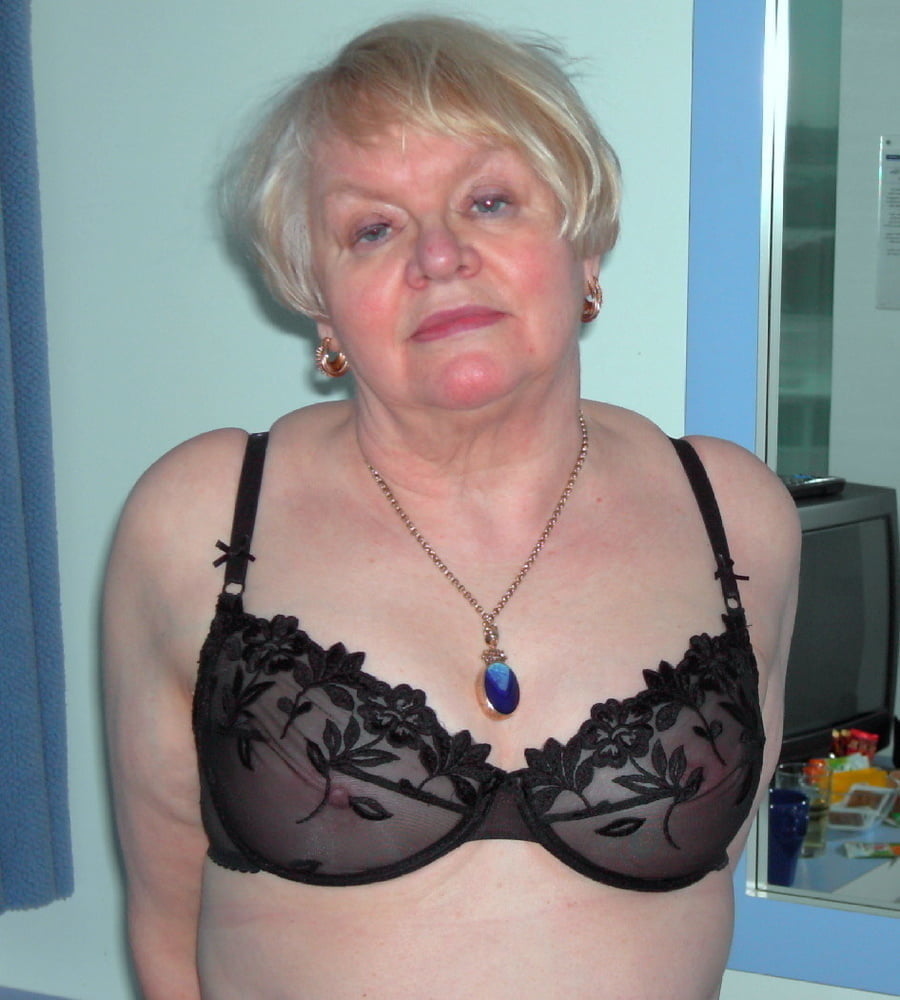 Schwarze BHs an reifen Frauen
 #100270709