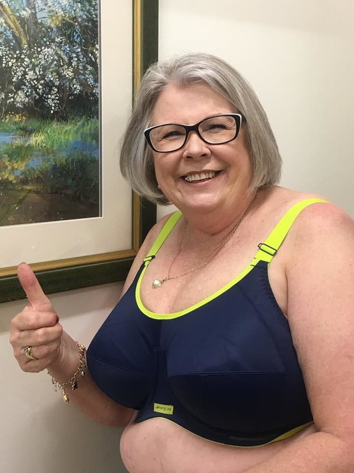 Schwarze BHs an reifen Frauen
 #100270795