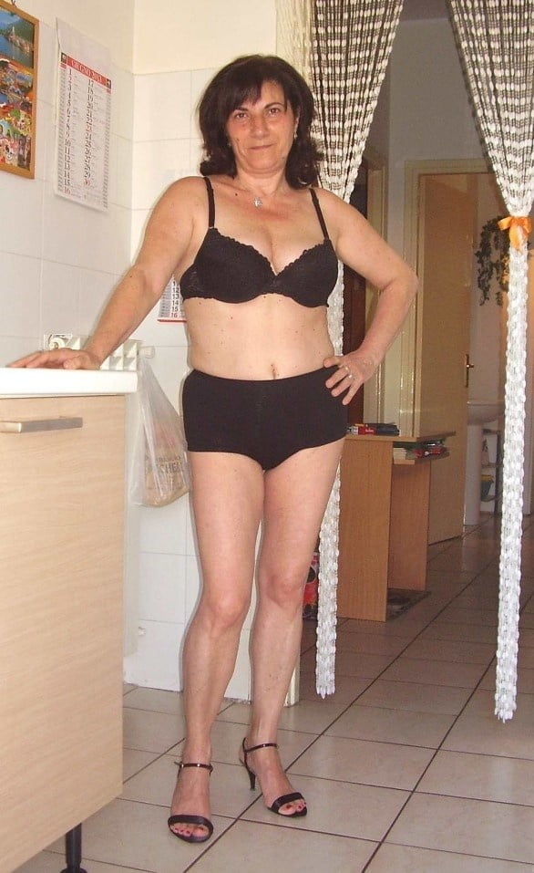 Schwarze BHs an reifen Frauen
 #100270804