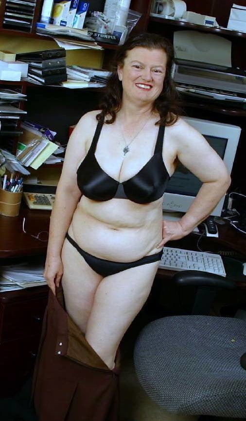 Schwarze BHs an reifen Frauen
 #100270807