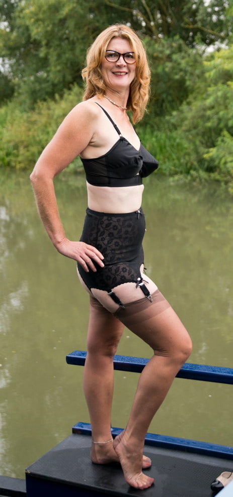 Schwarze BHs an reifen Frauen
 #100270817