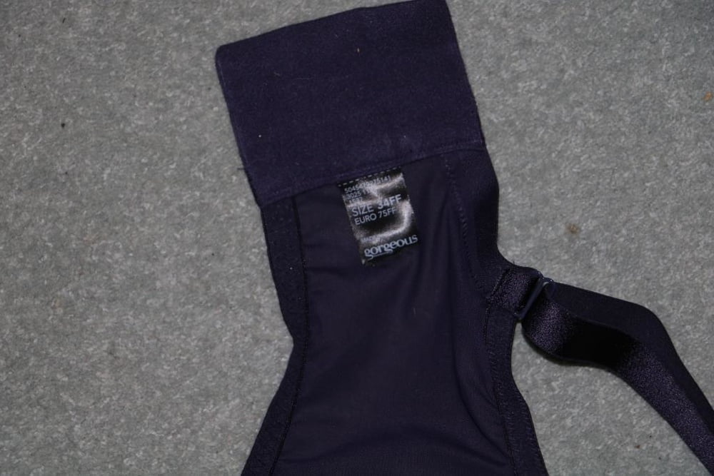 Schwarze BHs an reifen Frauen
 #100270846