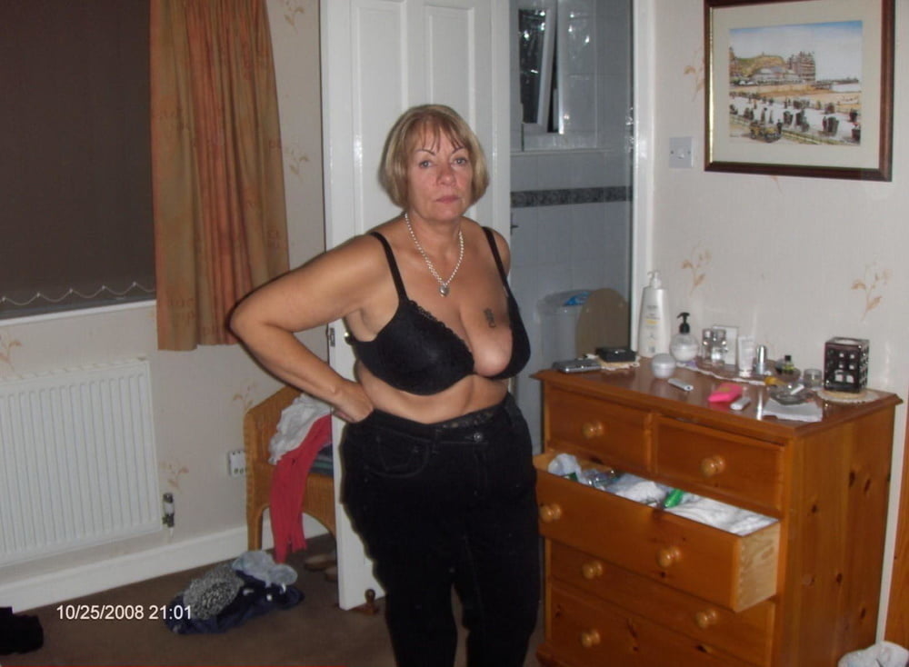 Schwarze BHs an reifen Frauen
 #100270877