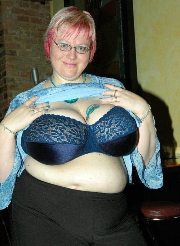 Schwarze BHs an reifen Frauen
 #100270902