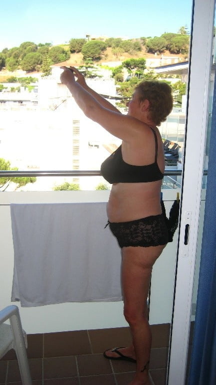 Schwarze BHs an reifen Frauen
 #100270910