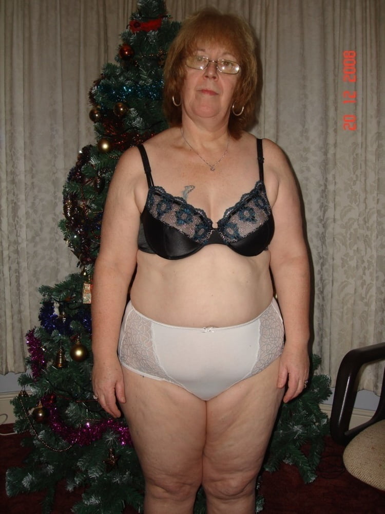 Schwarze BHs an reifen Frauen
 #100270937