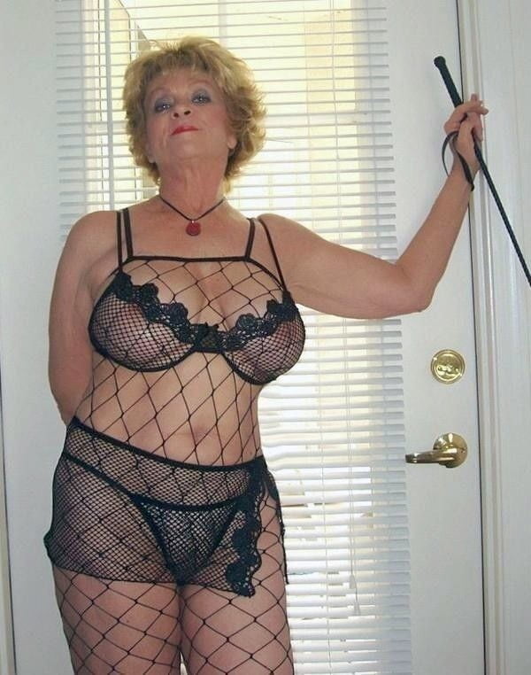 Schwarze BHs an reifen Frauen
 #100270949