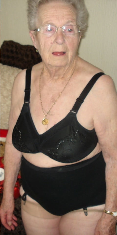 Schwarze BHs an reifen Frauen
 #100270988