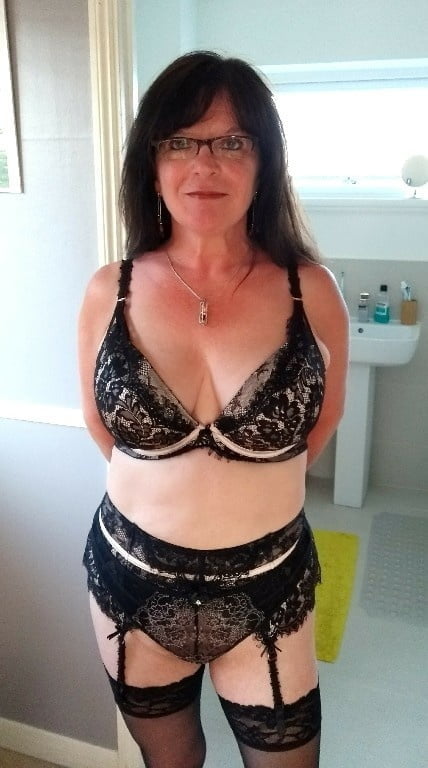 Schwarze BHs an reifen Frauen
 #100271016