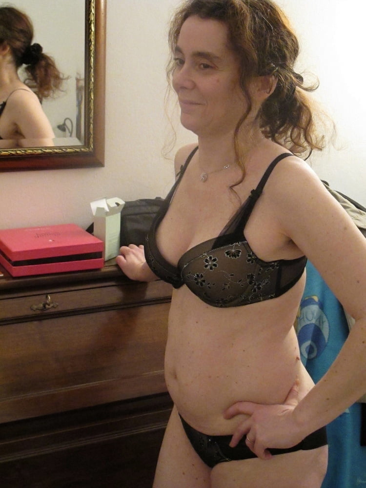 Schwarze BHs an reifen Frauen
 #100271033