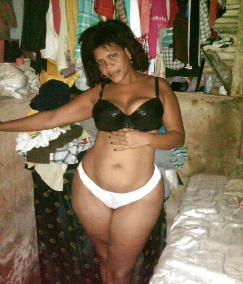 Schwarze BHs an reifen Frauen
 #100271069