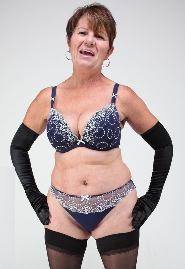 Schwarze BHs an reifen Frauen
 #100271103