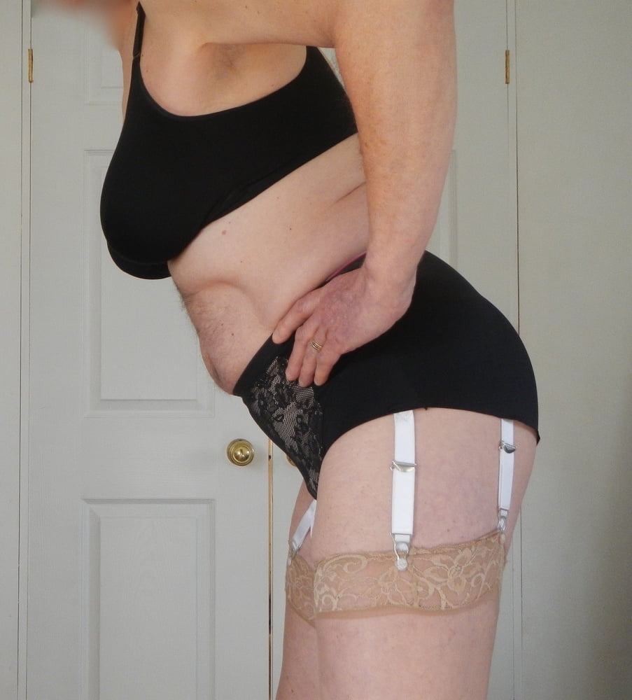 Schwarze BHs an reifen Frauen
 #100271148