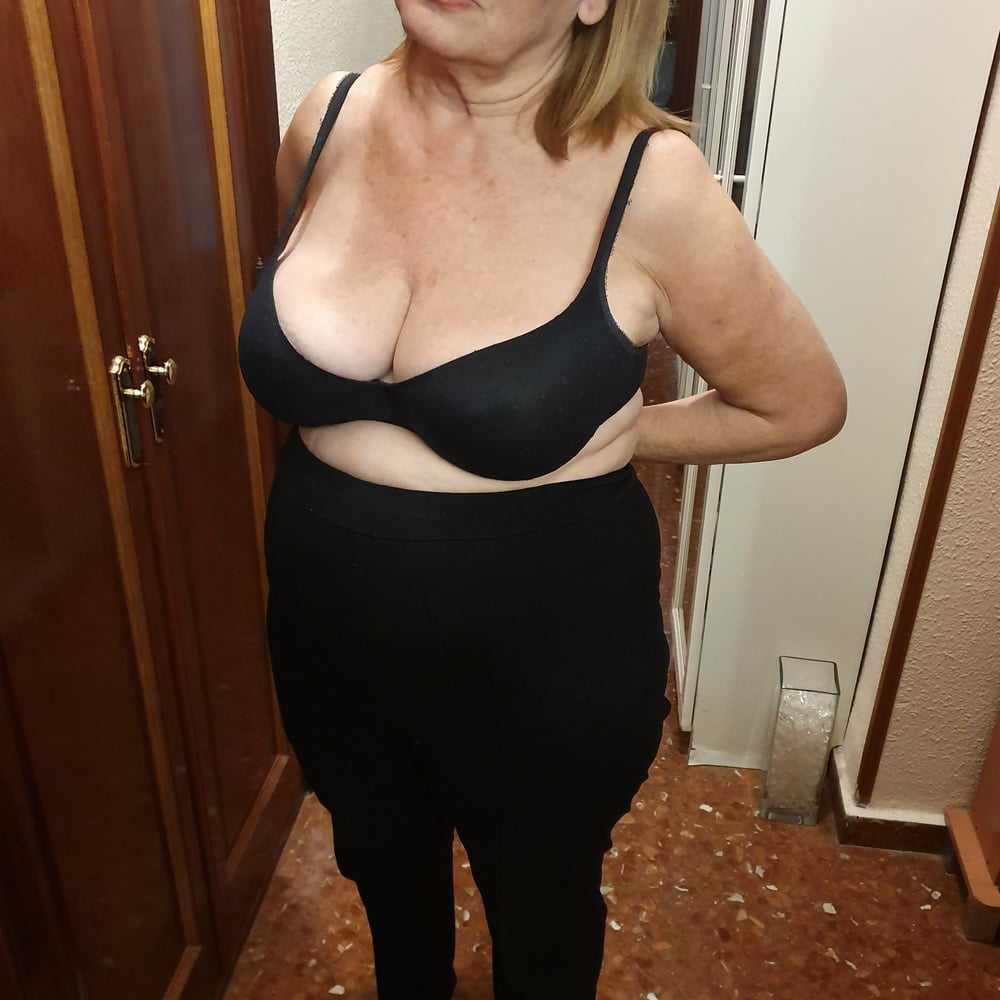 Schwarze BHs an reifen Frauen
 #100271161