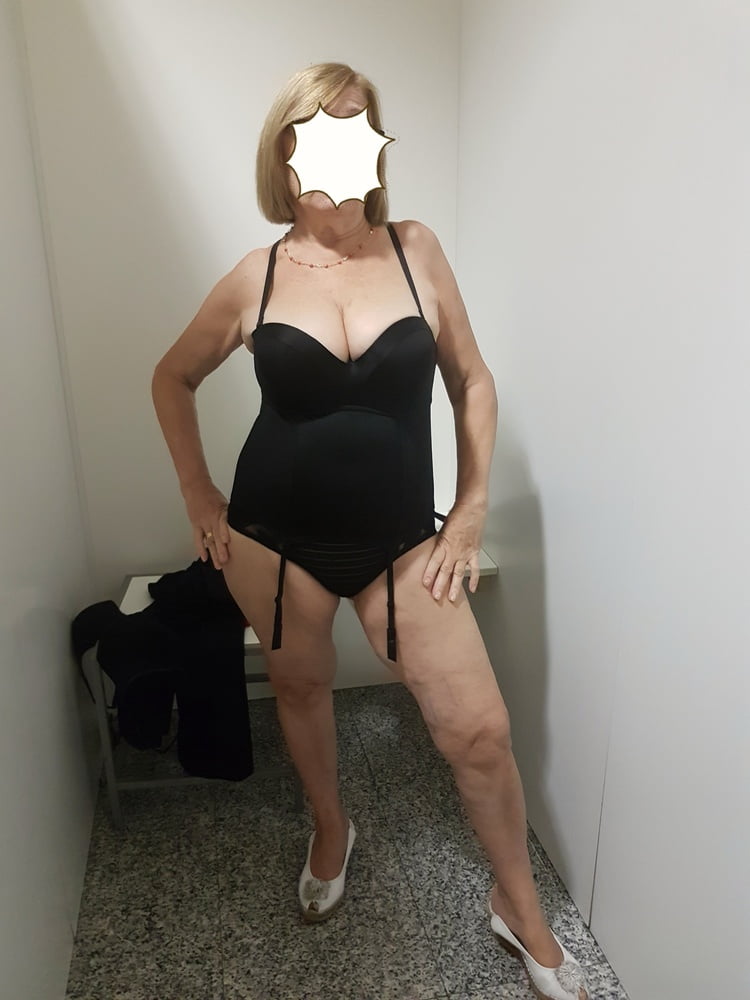 Schwarze BHs an reifen Frauen
 #100271171