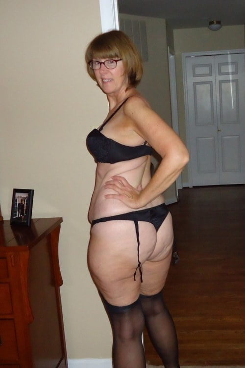 Schwarze BHs an reifen Frauen
 #100271216