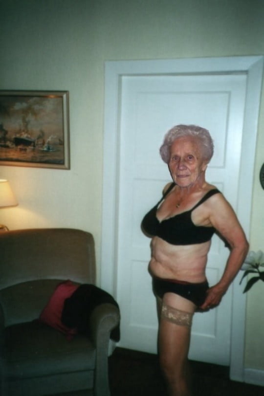 Schwarze BHs an reifen Frauen
 #100271257