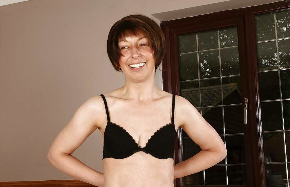 Schwarze BHs an reifen Frauen
 #100271269