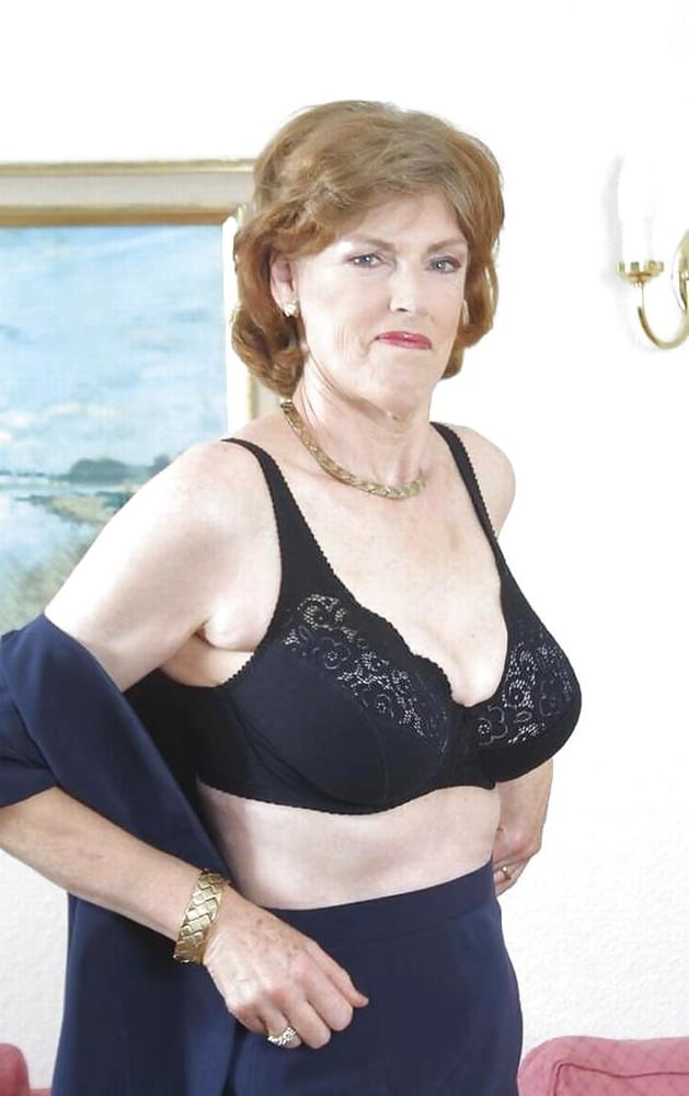 Schwarze BHs an reifen Frauen
 #100271274