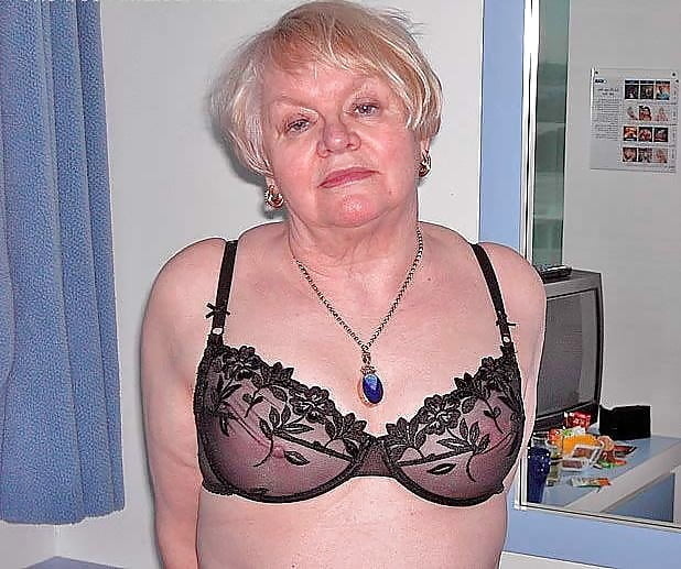 Schwarze BHs an reifen Frauen
 #100271321