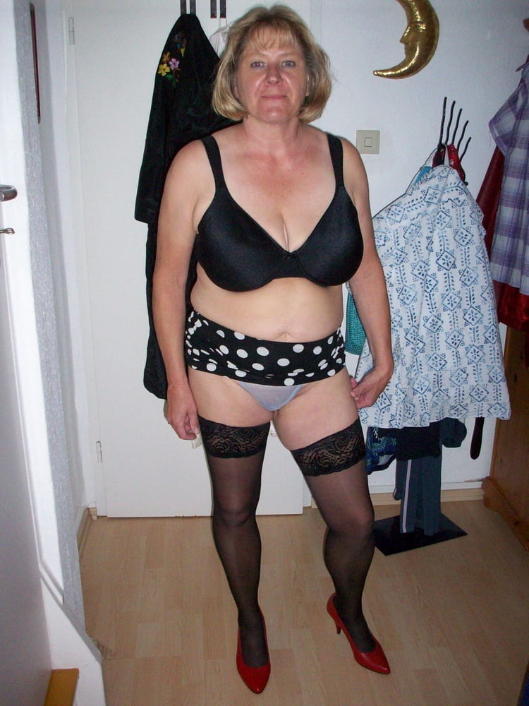 Schwarze BHs an reifen Frauen
 #100271325