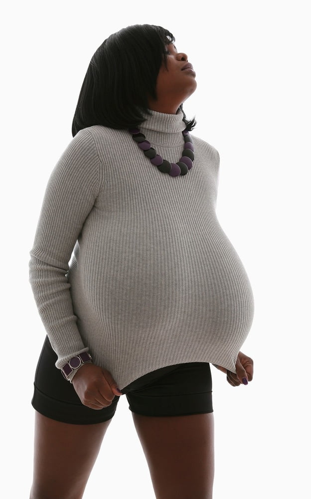 Miosotis enorme bajo el pico de la camisa
 #104877968
