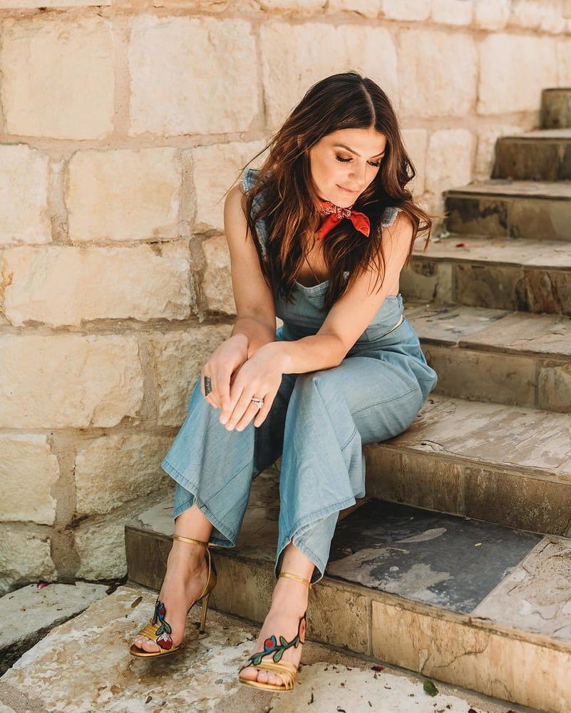 Genevieve cortese pieds
 #97141367