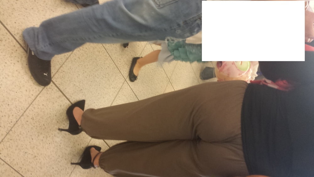 Hot Mom mit engen Hosen String sichtbar High Heels vpl
 #83530252