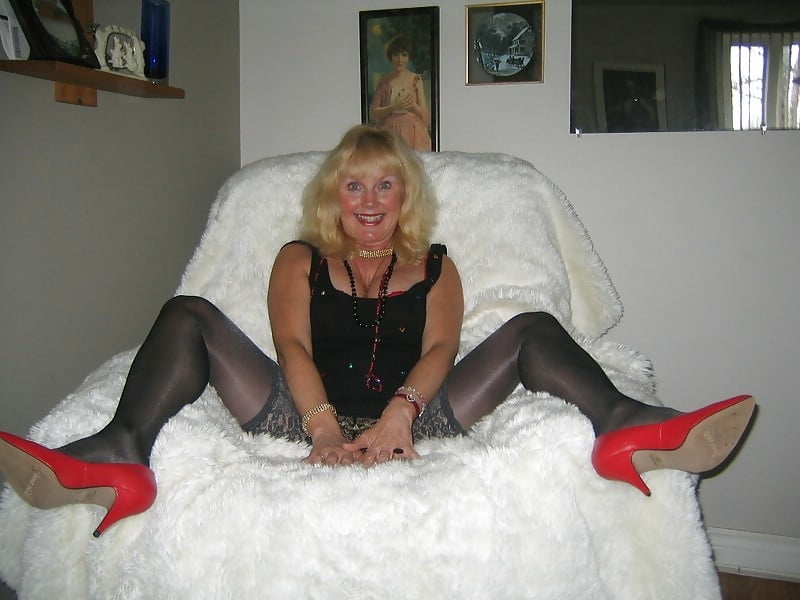 Preciosa abuelita rubia en sexy tacones rojos
 #89177124