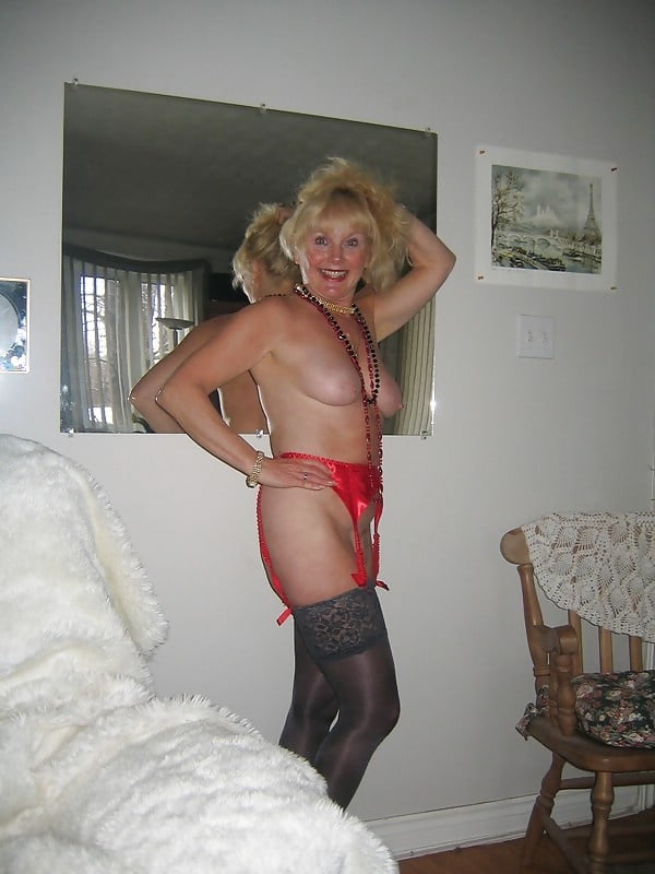 Wunderschöne blonde Oma in sexy roten Absätzen
 #89177127