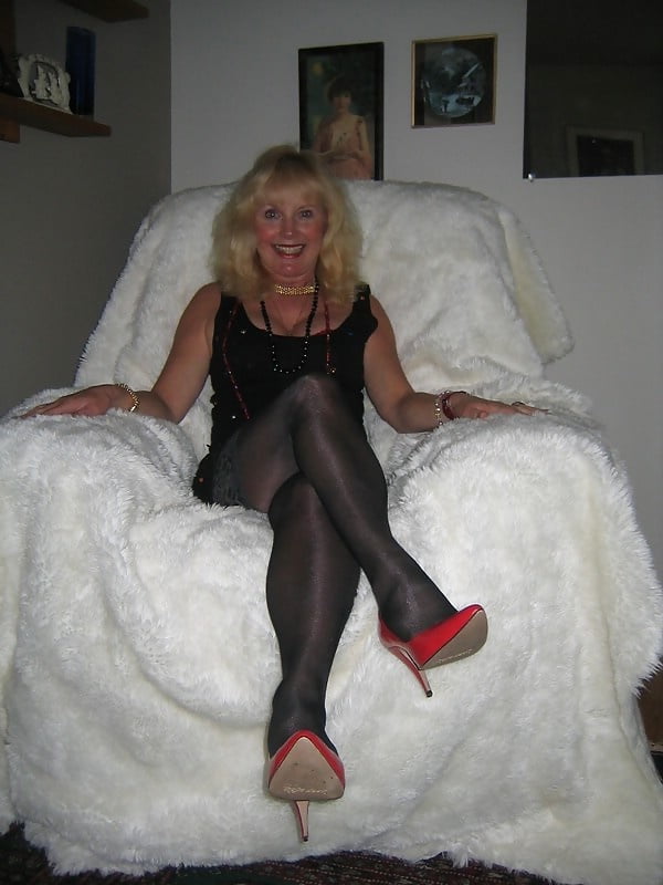 Wunderschöne blonde Oma in sexy roten Absätzen
 #89177140