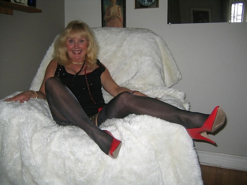 Preciosa abuelita rubia en sexy tacones rojos
 #89177141