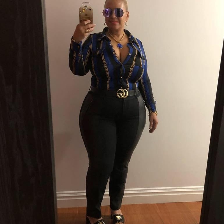 Caderas anchas de las mujeres 324
 #104336512