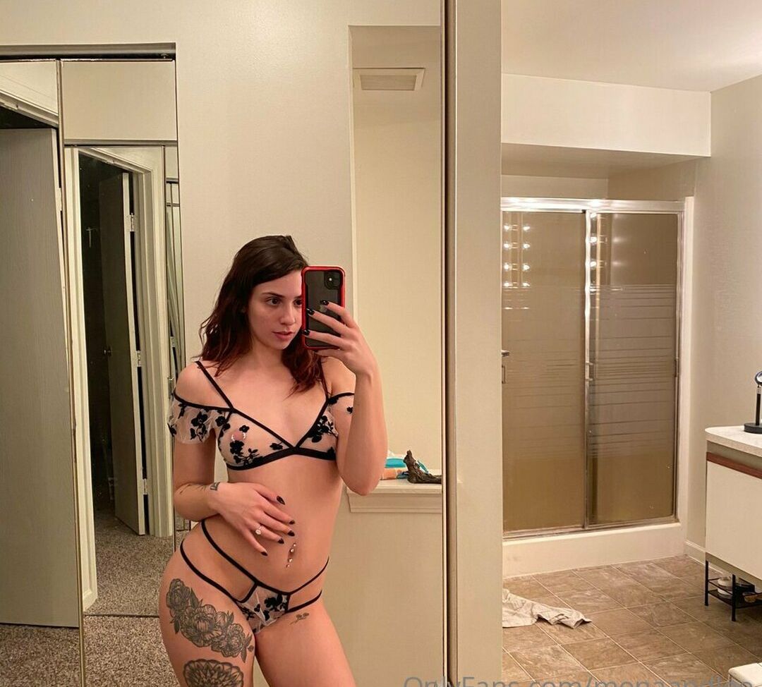 Mona Darling desnuda #108240018