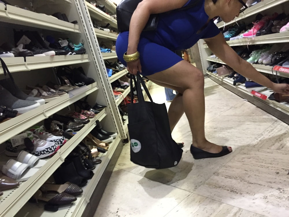 Maduras en tiendas de zapatos
 #94551573